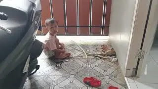 Kreatifitas anak membuat mainan dari papahan daun pisang Part 1
