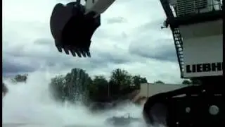 Gr&ouml;&szlig;ter Bagger der Welt w&auml;scht Auto...Liebherr car wash (Auto waschen f&uuml;r gro&szlig;e)