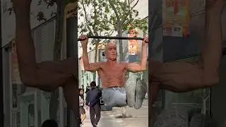 Se&ntilde;or de 69 a&ntilde;os nos Deja Flipando en un Reto de Dominadas 🤯 #barcelona #calistenia #parati