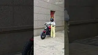Маленькая райдерша, отточенные движения: один шаг, один поворот, одно опускание визора #girlrider...