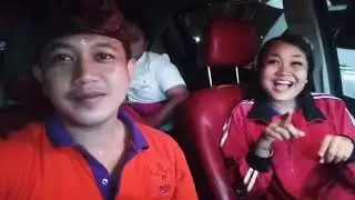 Arja Widyaksara *menghibur diri dengan karaoke lagu bali**