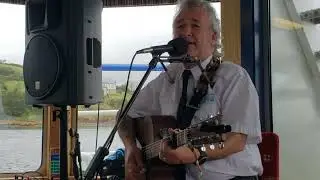 Folksy Gerry singing 