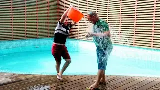 IZINHA DEU UM BANHO DE PISCINA NO NILDO | TROLLAGEM | Izia e Nildo Barroso