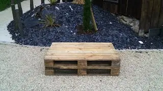 TABLE DE JARDIN AVEC 2 PALETTES EUROPÉENNES