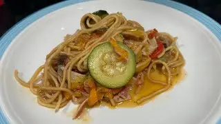 Noodle soup (sopa de noodles con chile morron y calabac&iacute;n #viral #te invit&oacute; a mi cocina #food 