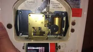 Hettich clock with electric floating balance Hettich Uhr mit elektromechanischem Schwebegang Werk