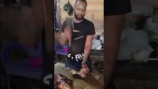 How butchers cut through bony beef 🪓🥩 #butcher #GhanaFood #beefcutting #viralshorts