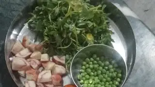 Hari methi ke pattedar aur aalu ki sabji. Methi aur aalu ki sabji