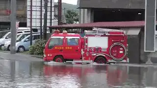 Japanese fire engine ploughs through flooded road during emergency dispatch