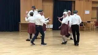 Klanen MacUr och Skur dansar en skotsk kadrilj - med ett par sm&aring; twistar&hellip;