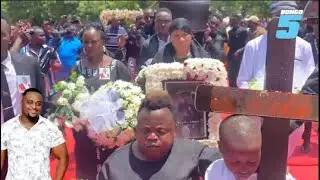 VILIO VYATAWALA MWILI WA FREDY UKIWASILI LEADERS CLUB KWA AJILI YA KUAGWA,MASTAA WABEBA JENEZA LAKE