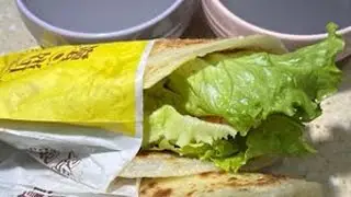 80后陪读妈妈，每天5：20起床，给两个高中生做早饭。今天晚起10分钟，煎鸡蛋灌饼手忙脚乱的，咋也灌不进去鸡蛋了，而且还晚了孩子们吃饭。娃们走后，一个人发呆郁闷，被娃爹喊出去遛达一圈，真的很治愈...