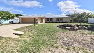 1927 NE San Carlos Calle, Jensen Beach, FL Presented by Lisa LeRose.