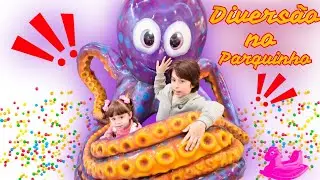 Isabel e Pedro - Divers&atilde;o no Parquinho - Kids pretend play on the indoor playground!