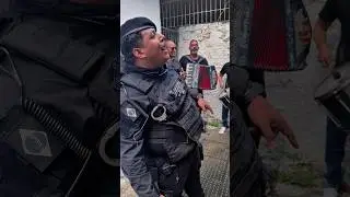 Capit&atilde;o pitomba - abre essa porta&hellip; ( a pol&iacute;cia chegando com abordagem junina). #pitomba #humor
