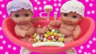 TWIN DOLL BATH Dolls Pretend Play Gumballs Surprise Kinder MLP Lil Cutesies How to bath 우스꽝스러운 バブルガム