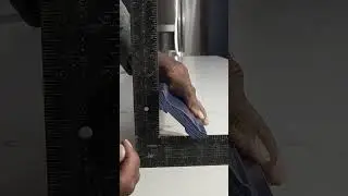 Как определить угол наклона потолочного карниза с помощью угольника #CarpentryHacks #CrownMolding