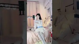 豪乳白丝女在线揉胸，揉白丝脚。