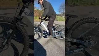 Yt tues bumping suspension #downhill #downhillbike #mtb #yttues #shorts #short #cycle #bike