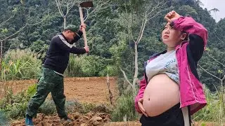 The rural girl who is building the garden fence plans to grow more vegetables_ L&yacute; Thị Tươi 