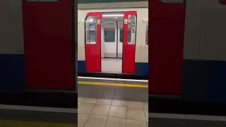 Bakerloo doors close