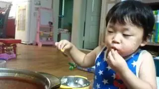 태욱이 밥 먹는 모습..