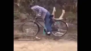 Couple fall in water like funny