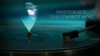 Gy&ouml;ngy - K&eacute;t l&aacute;bbal a f&ouml;ld&ouml;n (Official Lyrics Video)