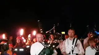 Westerwald-Pipers beim Zug &uuml;ber die Lahnbr&uuml;cke in Dehrn