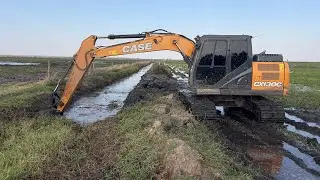Limpando VALETA TOMADA PELO MATO e levando taipa Escavadeira hidráulica 🛑 01