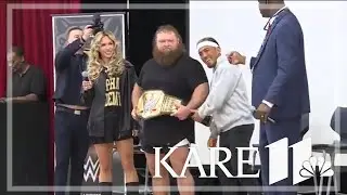 WWE wrestlers visit Minneapolis students