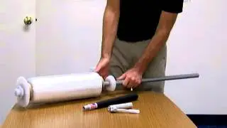 ¿Como instalar un rollo de stretch film en un despachador manual?