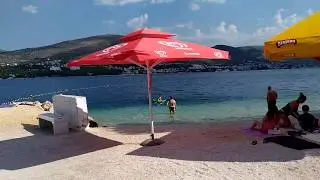 Silazak na plažu Stari Porat, Okrug Donji,  Otok Čiovo. Út a Stari Porat strandra Čiovo szigeten ,