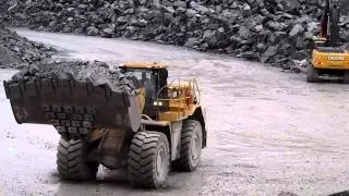 Cat 980 H and 988 H wheel loaders feeding rock to a crusher