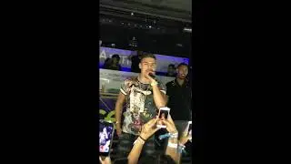Rapper Boef krijgt bierdouche en gaat er met duizenden euro&rsquo;s vandoor