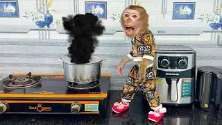 Monkey Kaka panicked and called his mom when saw the pot was burning.