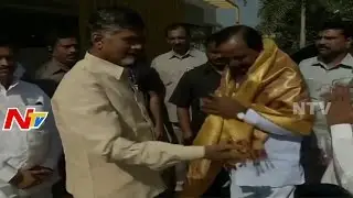 KCR meets AP CM Chandrababu in Vijayawada, invite Chandrababu to Chandi Yagam | LIVE