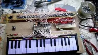 '' 555 based '' polyphonic synth keyboard