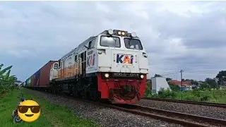 Disangka Kereta Alas Barang Jalan Mundur, Ternyata lg Berpapasan