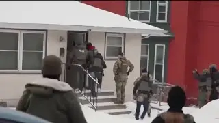 ICE afirma que sus agentes pueden entrar a casas sin orden judicial, seg&uacute;n memo de 2025