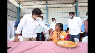 Minister #KTR shares a meal with GHMC frontline workers.