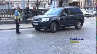 Police vs Land Rover: 