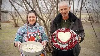 Бабушка приготовила торт «Сердце» и манты для дедушки в деревне