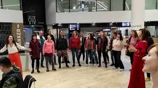 Mesiačik - Anna Re - Flash mob so Zborom Spievanie n&aacute;s bav&iacute; pod veden&iacute;m Anny Re