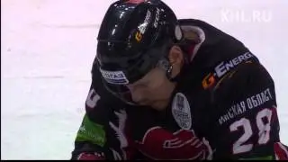 Шайба попадает Салмеле в лицо / Salmela's bloody puck incident