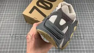Обзор Adidas Yeezy Boost 700 V2 