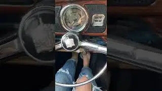 Ligando o fusca de p&eacute; descal&ccedil;a 👣🙉👀 #fusca #video #fyp #shorts #viral