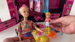 Polly Pocket Barbie&rsquo;nin kıyafet dolabını karıştırıyor, topuklu ayakkabıyı giyerken yırtıyor