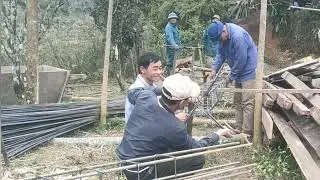 Poor people in mountainous areas build sturdy houses themselves.