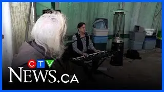 Blue Rodeo musician plays for London, Ont. homeless shelter